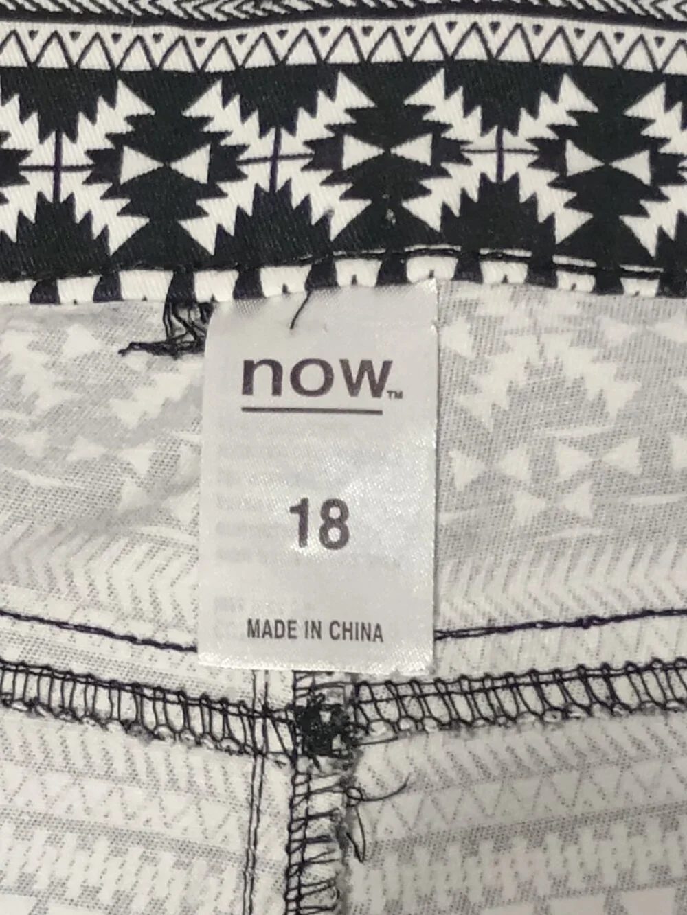 NOW Black White Tribal Print Shorts Size 18 Geometric Aztec Casual Stretch Summe